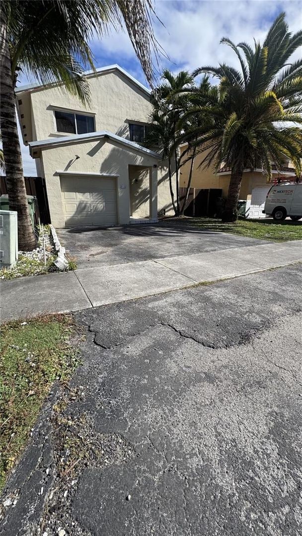 Building Photo - 915 SE 13th Rd