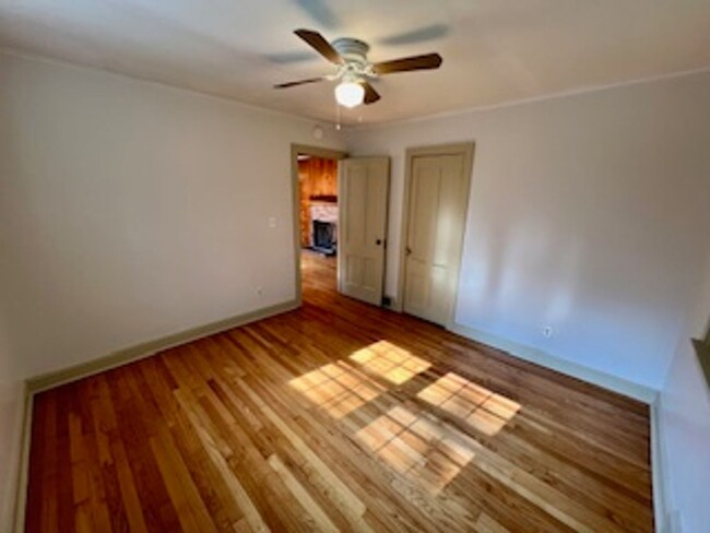 Building Photo - Cozy, 2 bedroom Single Family Home