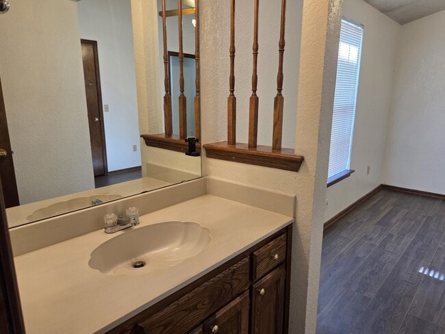 Building Photo - 2122 Meench Dr