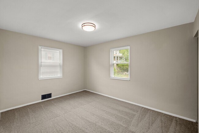 Building Photo - Stunning 2 bedroom home in Mckees Rocks av...