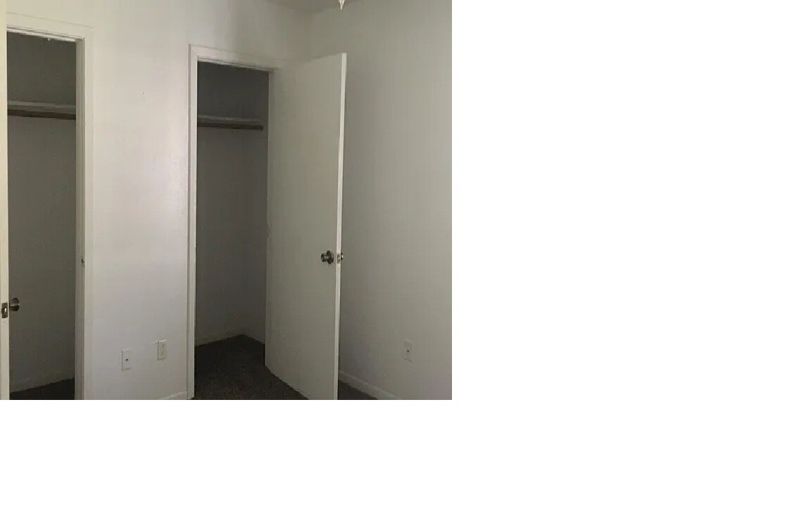double clothes front bedroom - 10980 Forest Gln