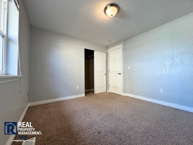 Building Photo - Charming 3-Bedroom Home with Fenced Yard & 2-Car Garage Near Downtown Puyallup!!