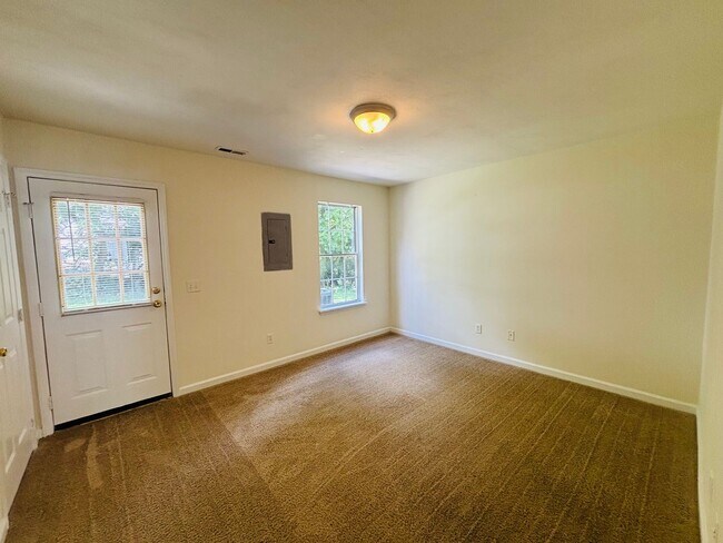 Building Photo - 840 Patrick Henry Dr