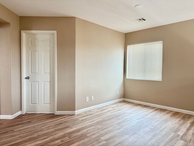 Building Photo - Spacious Living, Granite Counters, Great Location!