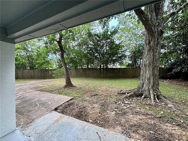 Building Photo - 466 Pinehill Dr