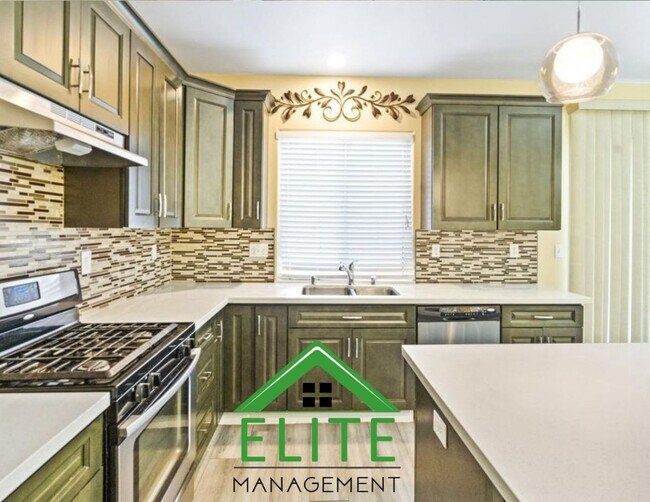 Building Photo - **Spacious 4-Bedroom, 2.5-Bath Home with L...