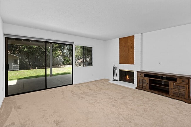 Building Photo - Beautiful Four Bedroom Two Story Home - UT...