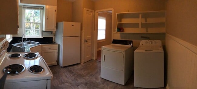 Building Photo - Great location in Garden District seconds from Downtown and LSU.