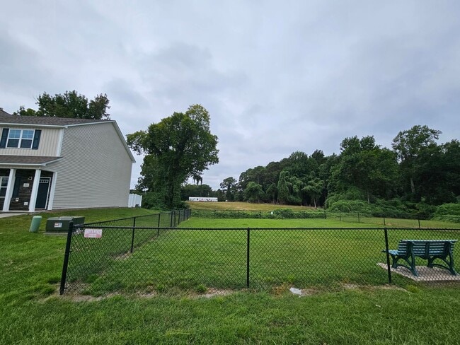 Building Photo - Pet Friendly Townhome In Sneads Ferry!