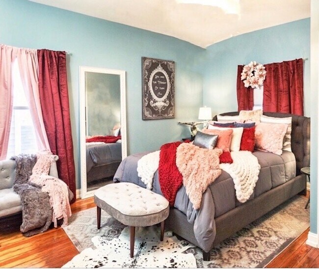 Building Photo - Renovated Germantown House in Great Location