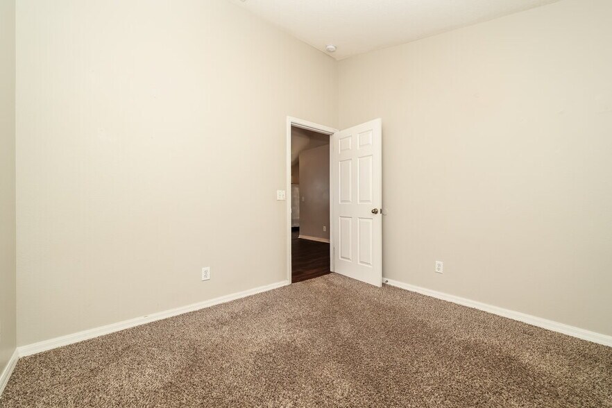 Building Photo - 10523 Lakeside Vista Dr