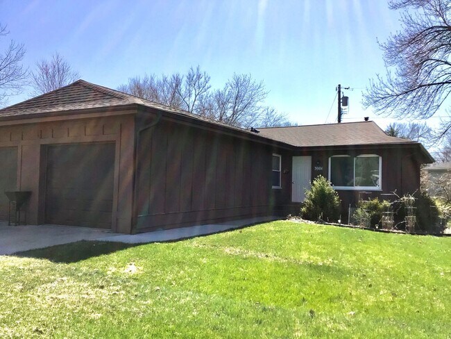 Building Photo - 2 Bedroom Duplex Available August 1st, 2026