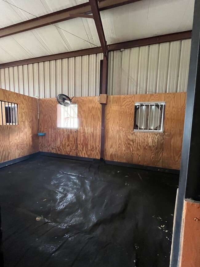 Building Photo - 4/3 Ocala HITS Stalls/RV Hook-Ups/Paddocks...