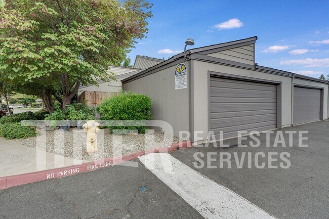 Building Photo - 324 Bridge Pl