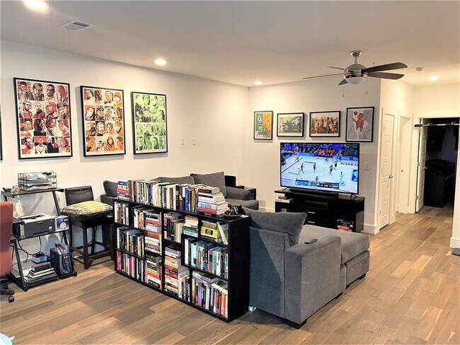 Building Photo - 1615 E 7th St