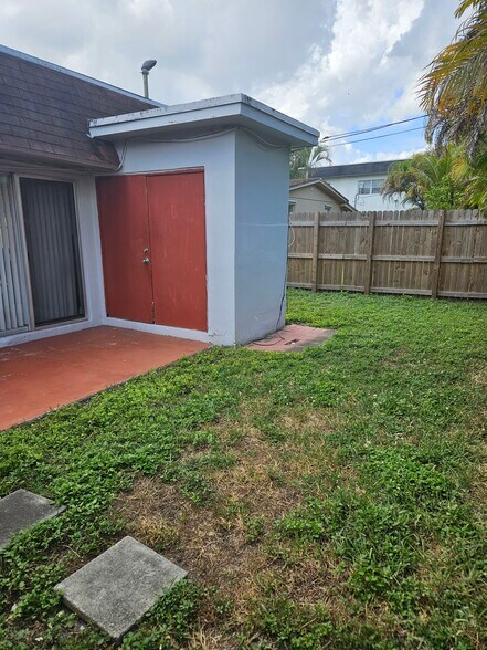 Building Photo - 6231 SW 37th Ct