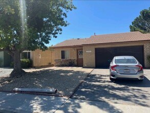 Building Photo - 2-bedroom 2 bath home with garage 55+commu...