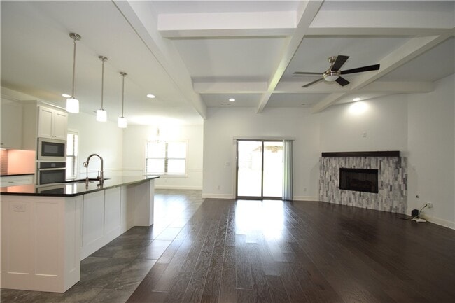 Building Photo - 4203 SW Bermuda Ave
