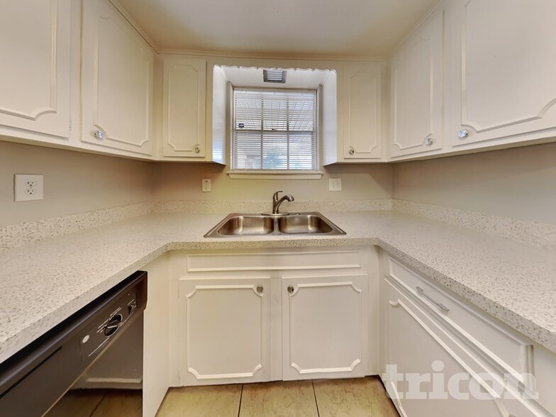 Building Photo - 6422 French Chateau Dr