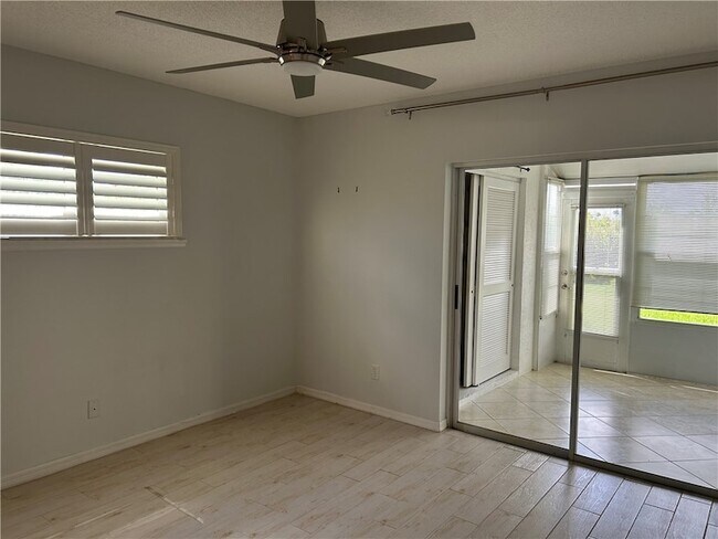 Building Photo - 451 Grove Isle Cir