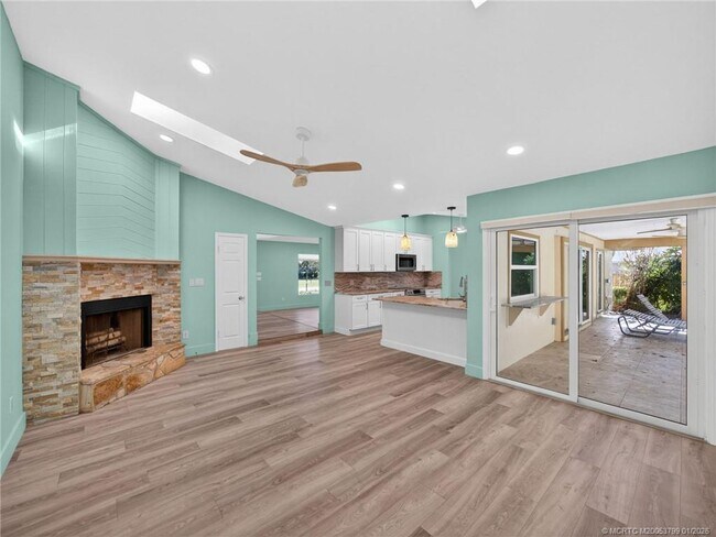 Building Photo - 3055 SE Glasgow Dr