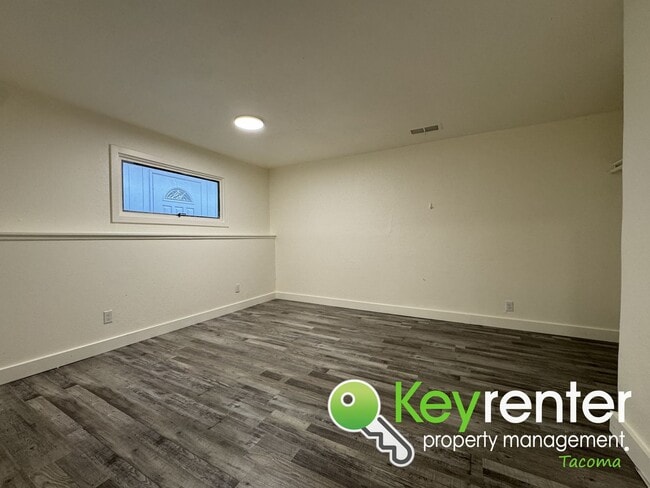 Building Photo - Fully Renovated 4-Bedroom Home with in Lak...