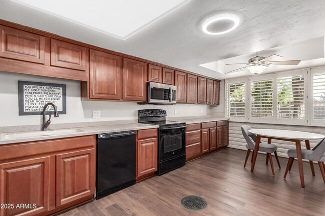 Building Photo - 481 W Half Moon Way