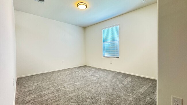 Building Photo - North Central (Mountain and Prince)  2 story, 3 bed, 2.5 bath home with 2 car garage!