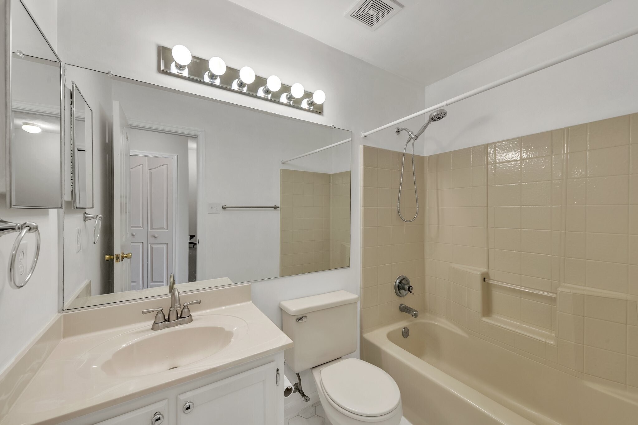 Building Photo - 518 S Lake Cir