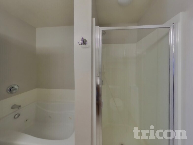 Building Photo - 1627 Fox Hunt Way