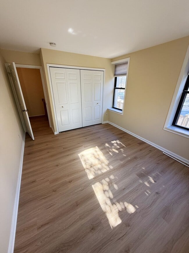 Building Photo - 2 Level, 2 Bedroom Hidden Gem in Dupont!