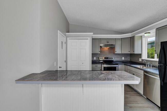 Building Photo - 466 1/2 Carson Lake Dr
