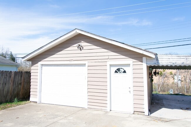 Building Photo - 2373 Vale Dr