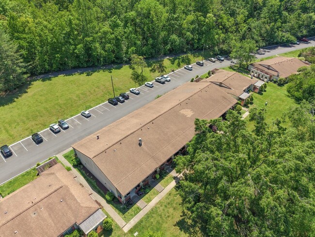 Building Photo - Discover the most affordable home in Belle Forest, located in Nashville's highly coveted 37221 zi...