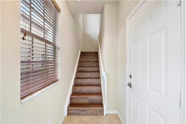 Building Photo - 9065 Plymouth Pl