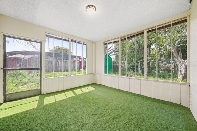 Building Photo - 515 Floral Dr