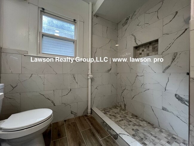 Building Photo - 1208 Chapman Ave SW