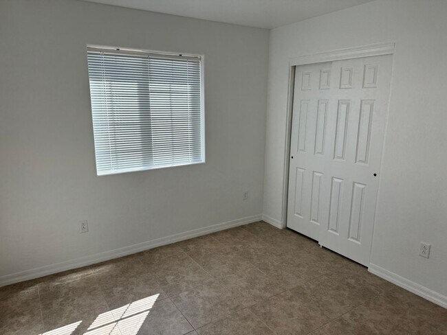 Building Photo - Newer 3 bedroom home with 2 car garage on ...