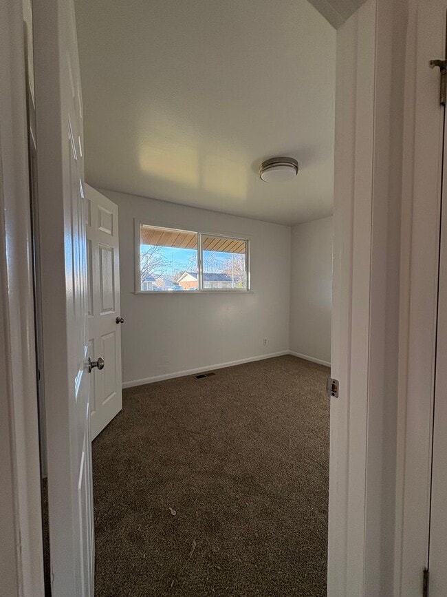 Building Photo - 983-985 S 600 W