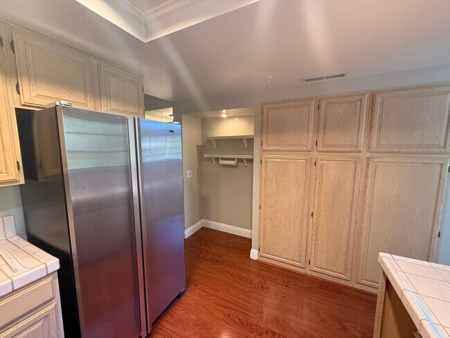 Building Photo - SPACIOUS TWO BEDROOM TWO AND HALF BATH + L...