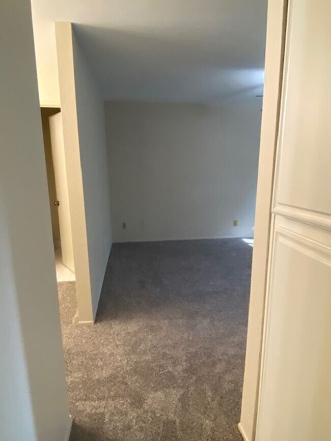 Building Photo - LOCATION, LOCATION 2 Bedroom 2 Bathroom Condo