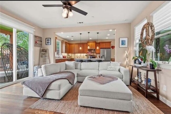 Building Photo - Charming 3 bed/2.5 Bath Home with Office