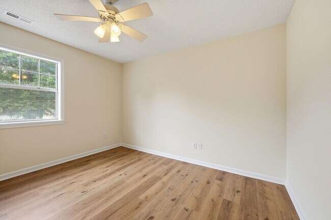 Building Photo - Updated 2BR Townhome in Prime Chapel Hill Location with Pool & Tennis!