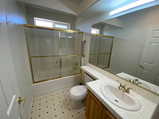 Building Photo - Panoramic Views - 46 West - Hilltop Property