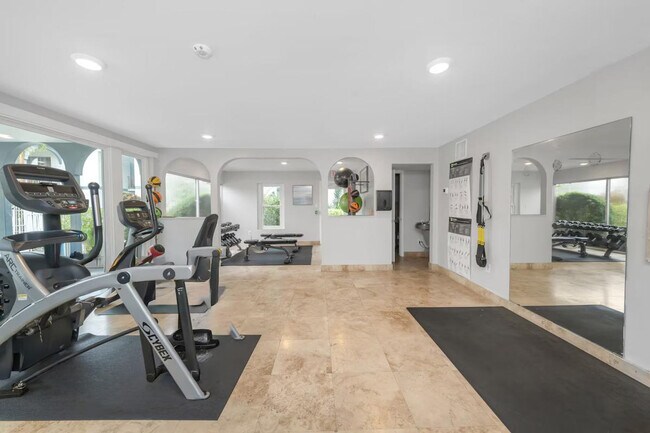 Building Photo - 4404 W Kennedy Blvd