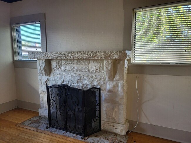 Building Photo - Beautiful Mission Hills Historical Home