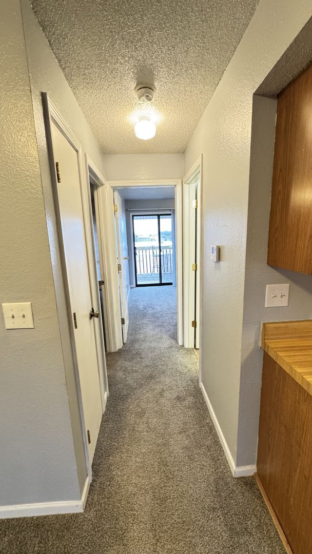 Building Photo - 2 Bedroom, 1 Bathroom Second Floor Apartment!