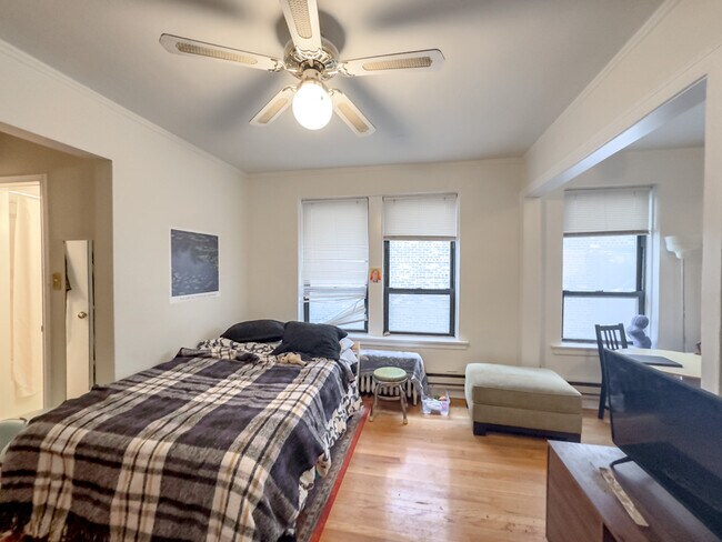 Building Photo - 3345 N Marshfield Ave