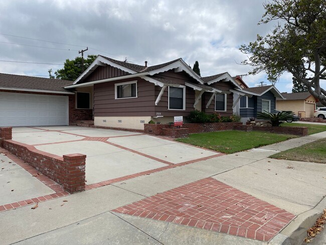 Building Photo - California Ranch Home in the Heart of Lomita