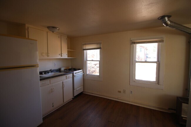 Building Photo - 831 Midland Ave